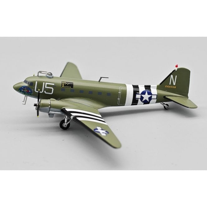 1:200 C-47A Skytrain (DC-3) 42-100558 USAF ' Buzz Buggy ' WITH STAND